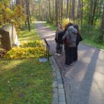 Prie paminklo HKP atliekant darbą grupėse