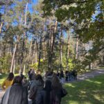 Studentai eina iš Panerių memorialo